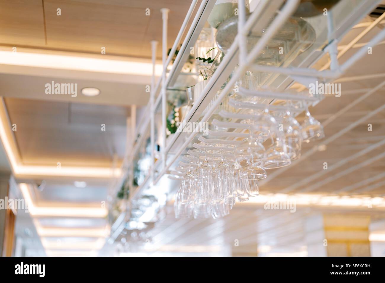Elegante atmosfera da bar. Scena sofisticata con bicchieri da vino brillanti e superfici lucide Foto Stock
