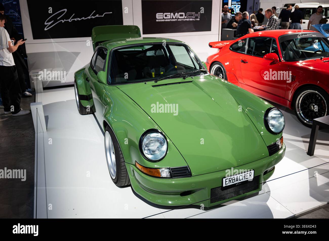 Zurigo, Svizzera, 10 ottobre 2025. Il restomod personalizzato basato su Porsche 964 di Erbacher Cars in Leaf Green in mostra al Salone Auto di Zurigo Foto Stock