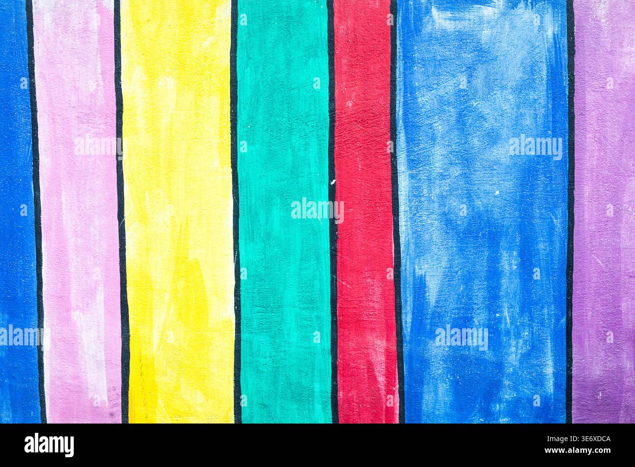 Sfondo astratto di una parete colorata dipinta con forme geometriche rettangolari in vivaci tonalità di rosso, blu, giallo, verde e viola, simbolizzazione Foto Stock