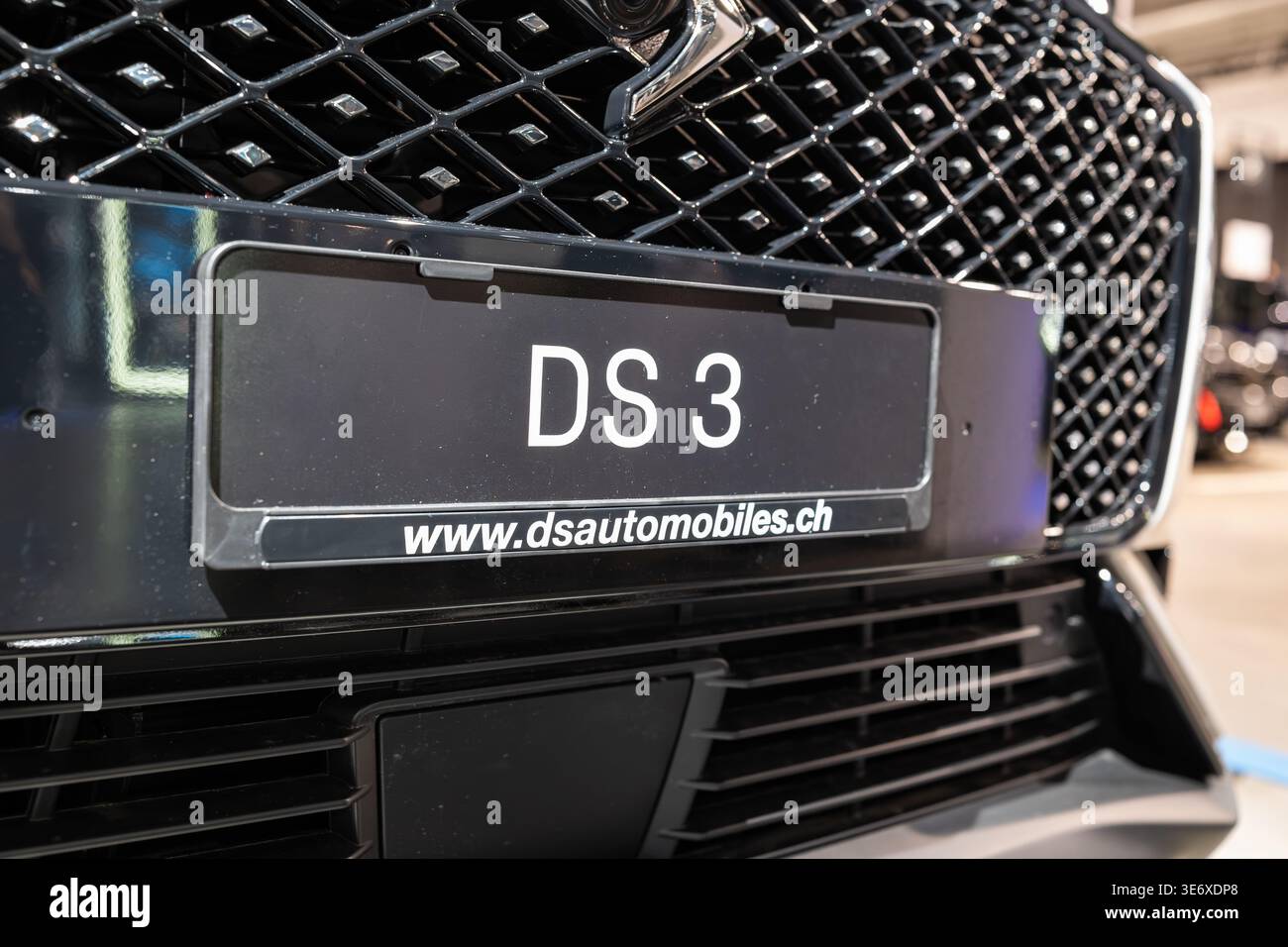 Zurigo, Svizzera, 10 ottobre 2025. Immagine dettagliata della designazione del modello DS 3 e della griglia a nido d'ape nera su un'auto premium al Salone dell'automobile di Zurigo Foto Stock