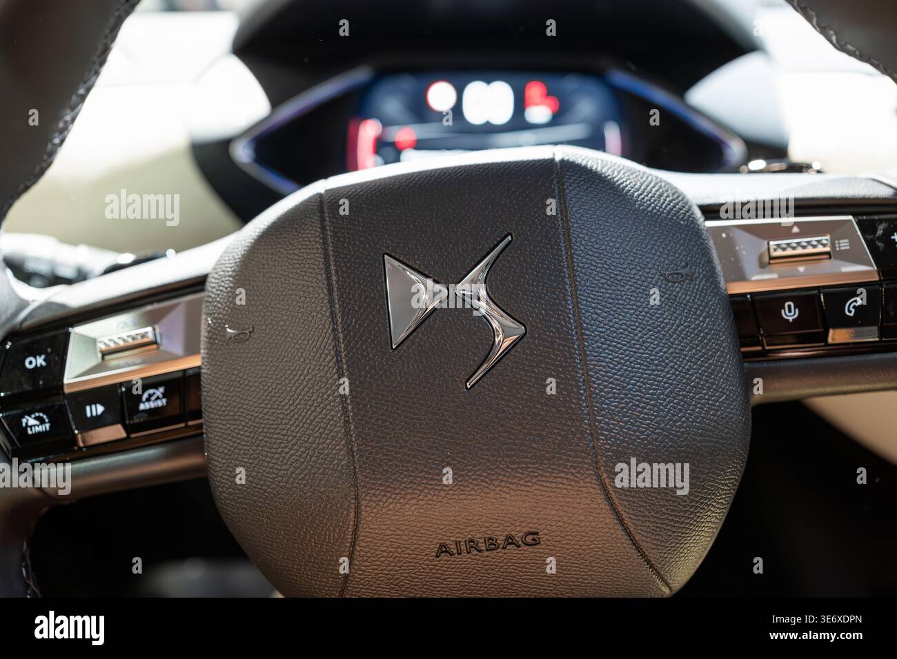 Zurigo, Svizzera, 10 ottobre 2025. Primo piano dell'angolo anteriore del volante DS 3 con il logo argento e la copertura dell'airbag al Salone dell'automobile di Zurigo Foto Stock