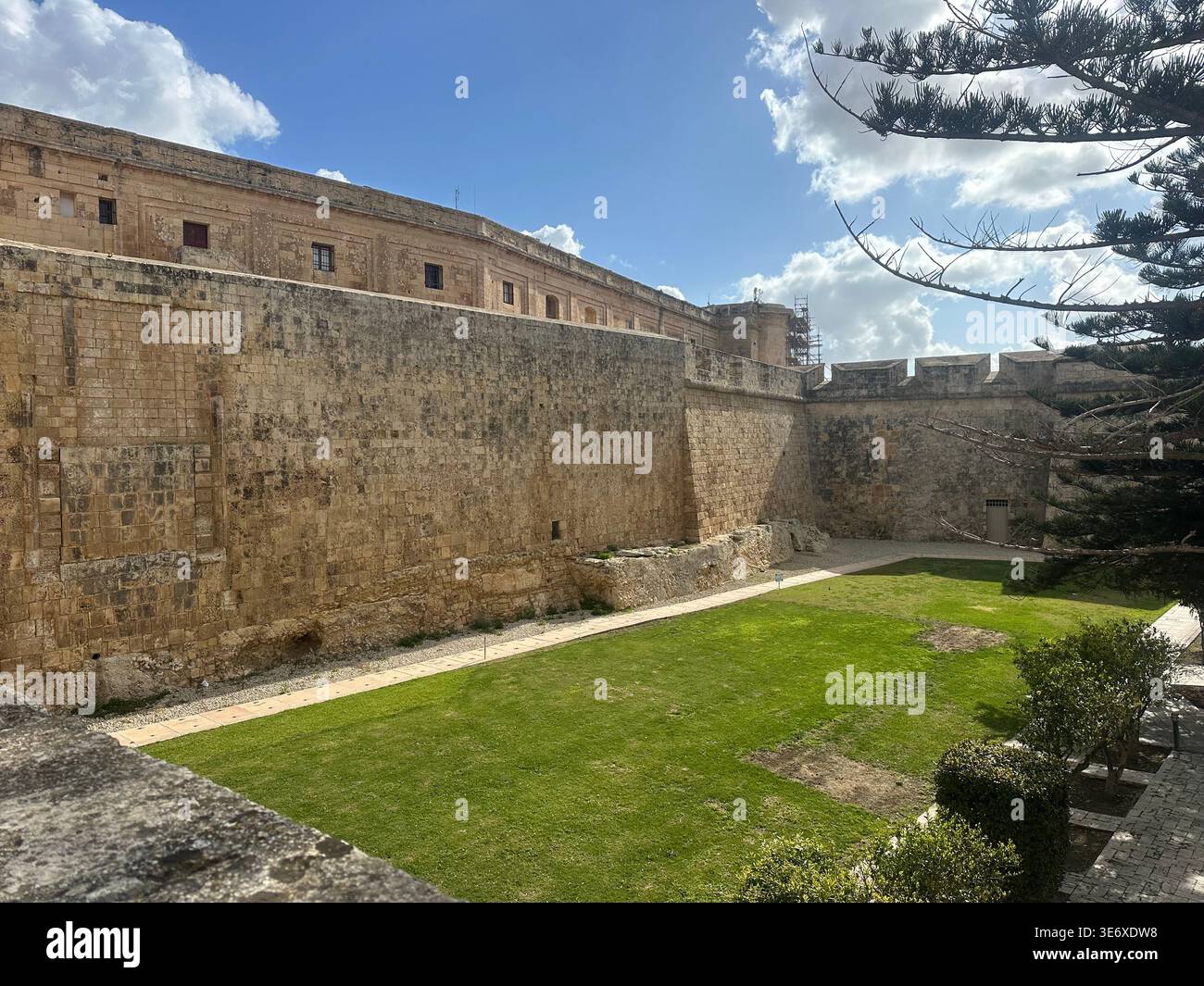 Ingresso alla porta di Mdina nella storica città fortificata di Mdina a Malta, caratterizzata da un'architettura medievale in pietra sotto il cielo blu, popolare viaggio europeo - Immagine stock catturata con smartphone