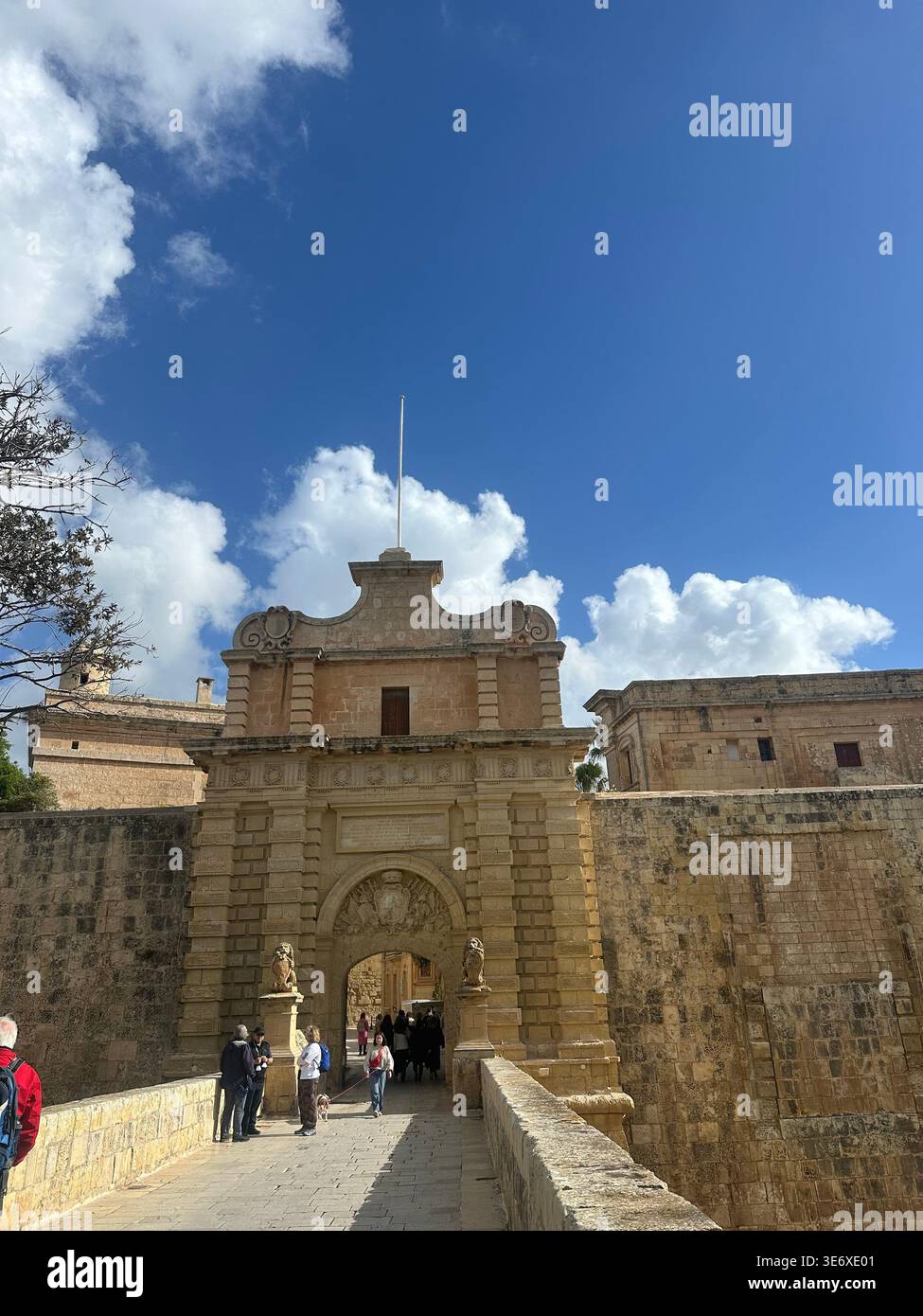 Ingresso alla porta di Mdina nella storica città fortificata di Mdina a Malta, caratterizzata da un'architettura medievale in pietra sotto il cielo blu, popolare viaggio europeo - Immagine stock catturata con smartphone