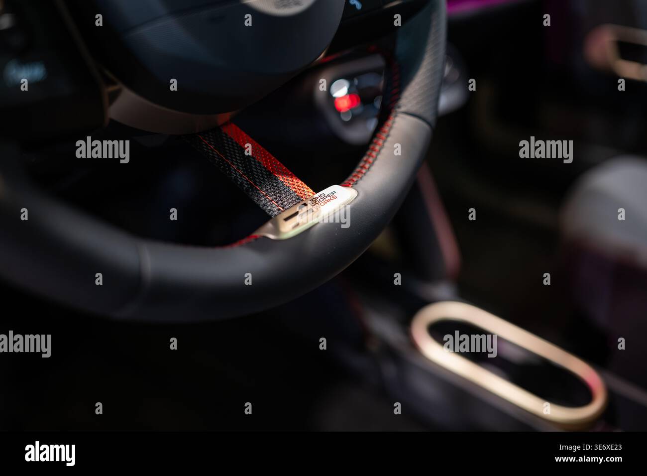 Zurigo, Svizzera, 10 ottobre 2025. Vista laterale primo piano della Mini Cooper John Cooper Works raggio in tessuto del volante e logo dello Zur Foto Stock