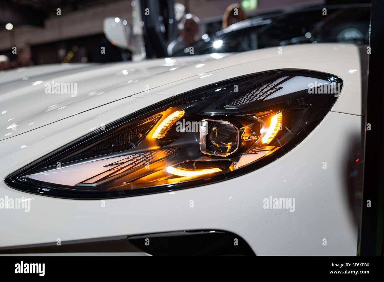 Zurigo, Svizzera, 10 ottobre 2025. Immagine dettagliata dell'innovativo faro a LED Matrix su una MG Cyberster bianca al Salone dell'automobile di Zurigo Foto Stock