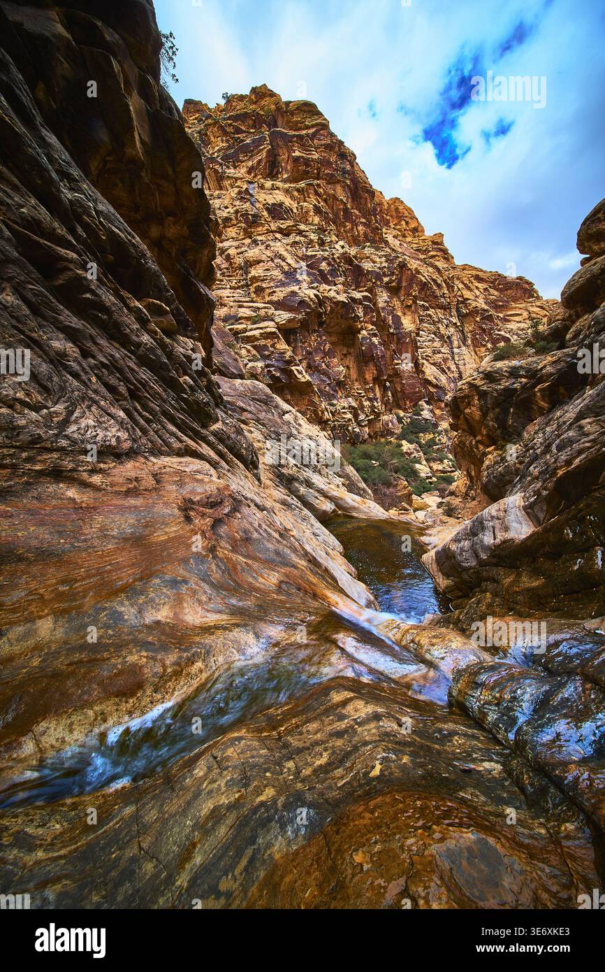 Cascata invernale del Canyon Ice Box e scogliere di Red Rock nel paesaggio del Nevada Foto Stock