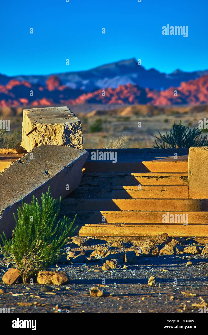 Rovine della città fantasma e montagne del deserto al Golden Hour in Nevada Foto Stock