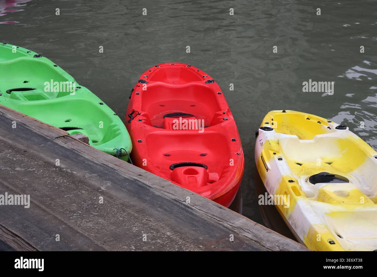 Barche/canoa colorate in plastica alla stazione di aggancio. Galleggiante sull'acqua. Foto Stock