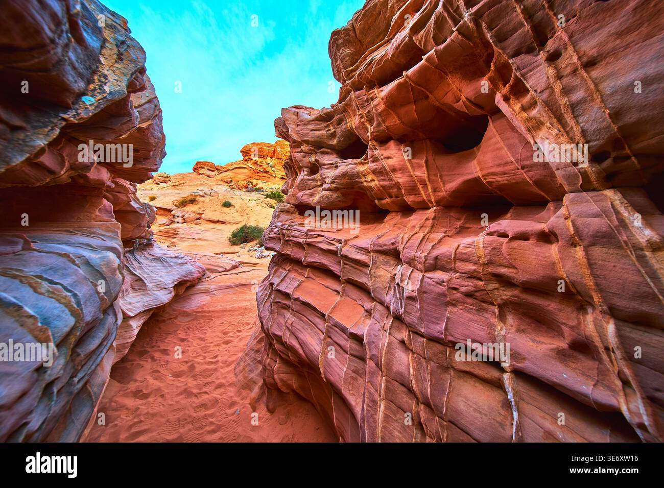 Slot Canyon Red Sandstone Textures e Blue Sky nella Valley of Fire Nevada Foto Stock