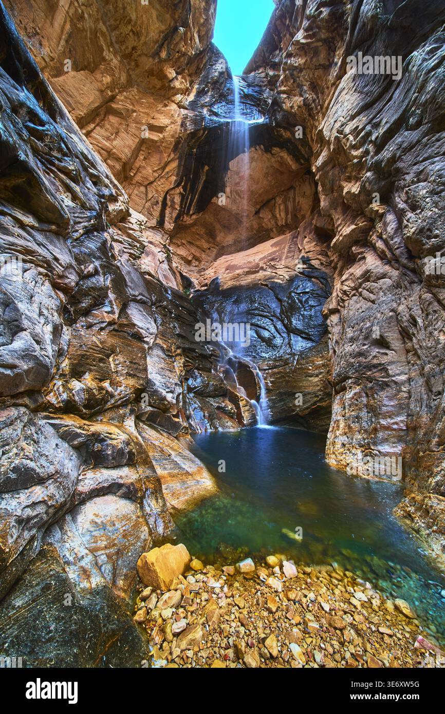 Cascata invernale e piscina con immersione nel Red Rock Canyon del Nevada Ice Box Canyon Foto Stock