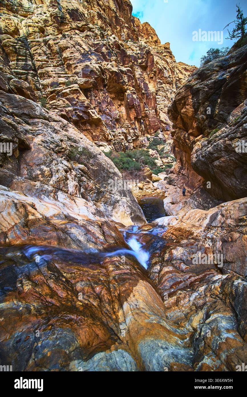 Cascata invernale che scorre attraverso le scogliere del Red Rock Canyon e il Rugged Ice Box Canyon Foto Stock