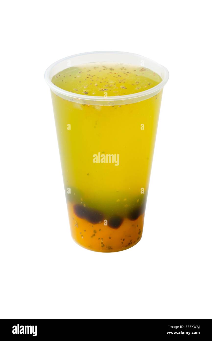 Tè giallo al frutto della passione con perle di tapioca nere e semi di chia in una tazza da asporto in plastica isolata su sfondo bianco Foto Stock
