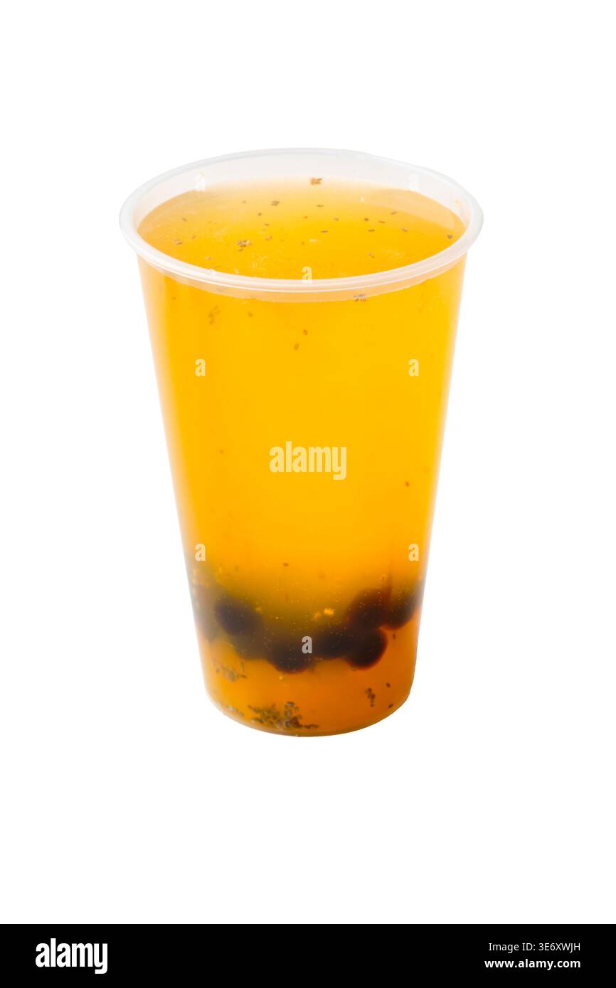 Tè giallo al frutto della passione con perle di tapioca nere e gelatina in tazza da asporto in plastica isolata su sfondo bianco Foto Stock