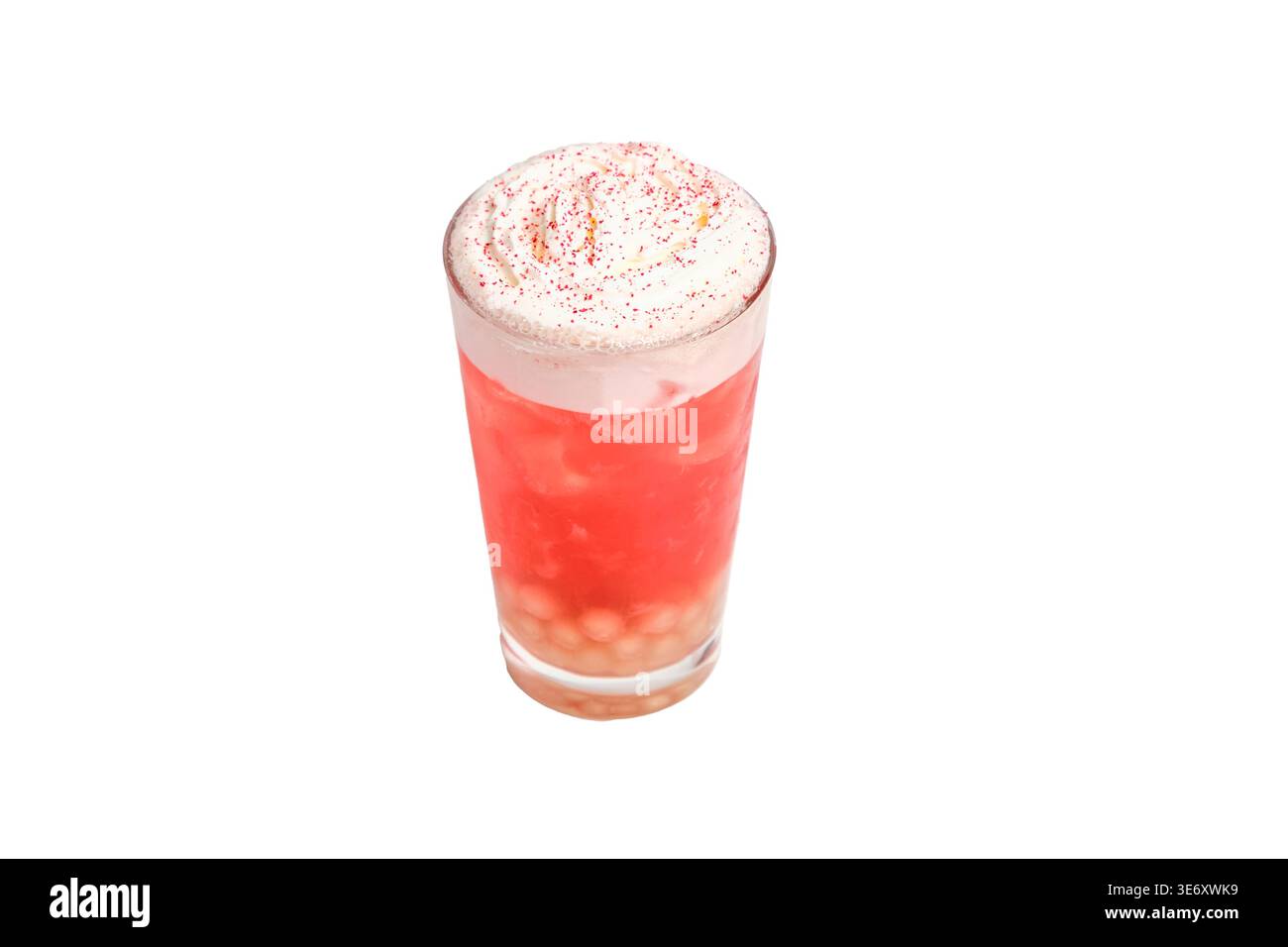 Bevanda rossa a base di frutta ghiacciata con perle di tapioca boba sul fondo, crema di latte e spruzzi rossi in vetro trasparente, isolati su sfondo bianco. Foto Stock