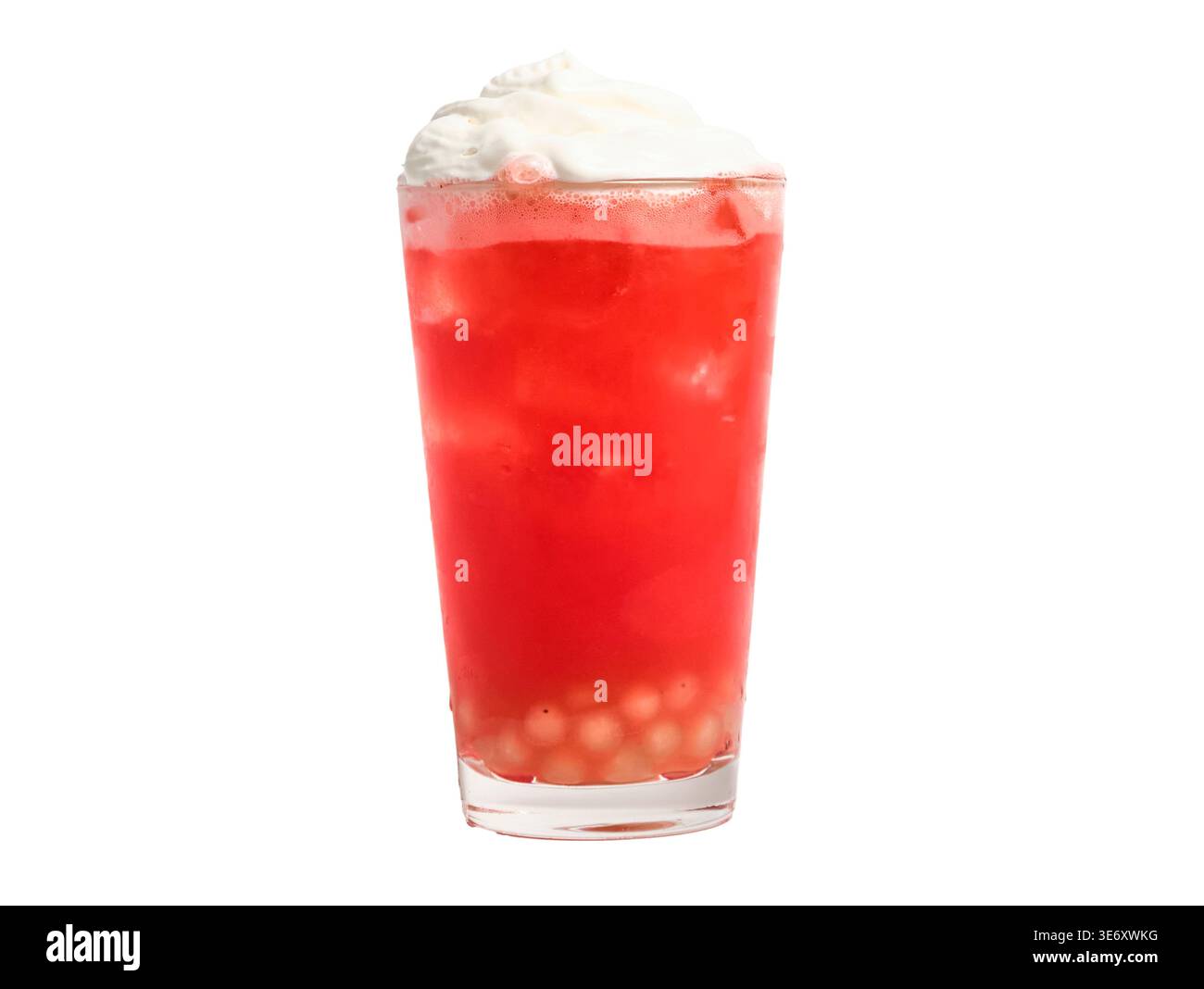 Bevanda rossa a base di frutta ghiacciata con perle di tapioca boba sul fondo, crema di latte e spruzzi rossi in vetro trasparente, isolati su sfondo bianco. Foto Stock