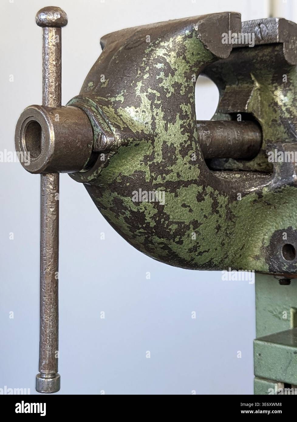 Metallo pesante Vise da banco verde usurato. Vernice scheggiata e Patina su corpo in ghisa, vite filettata e candela con messa a fuoco nitida, staffa di montaggio e su usurato Foto Stock