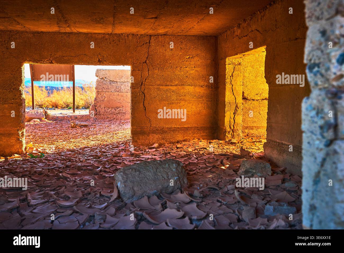 La città fantasma del deserto ha pareti crollate illuminate dal sole e il fondo fangoso Foto Stock