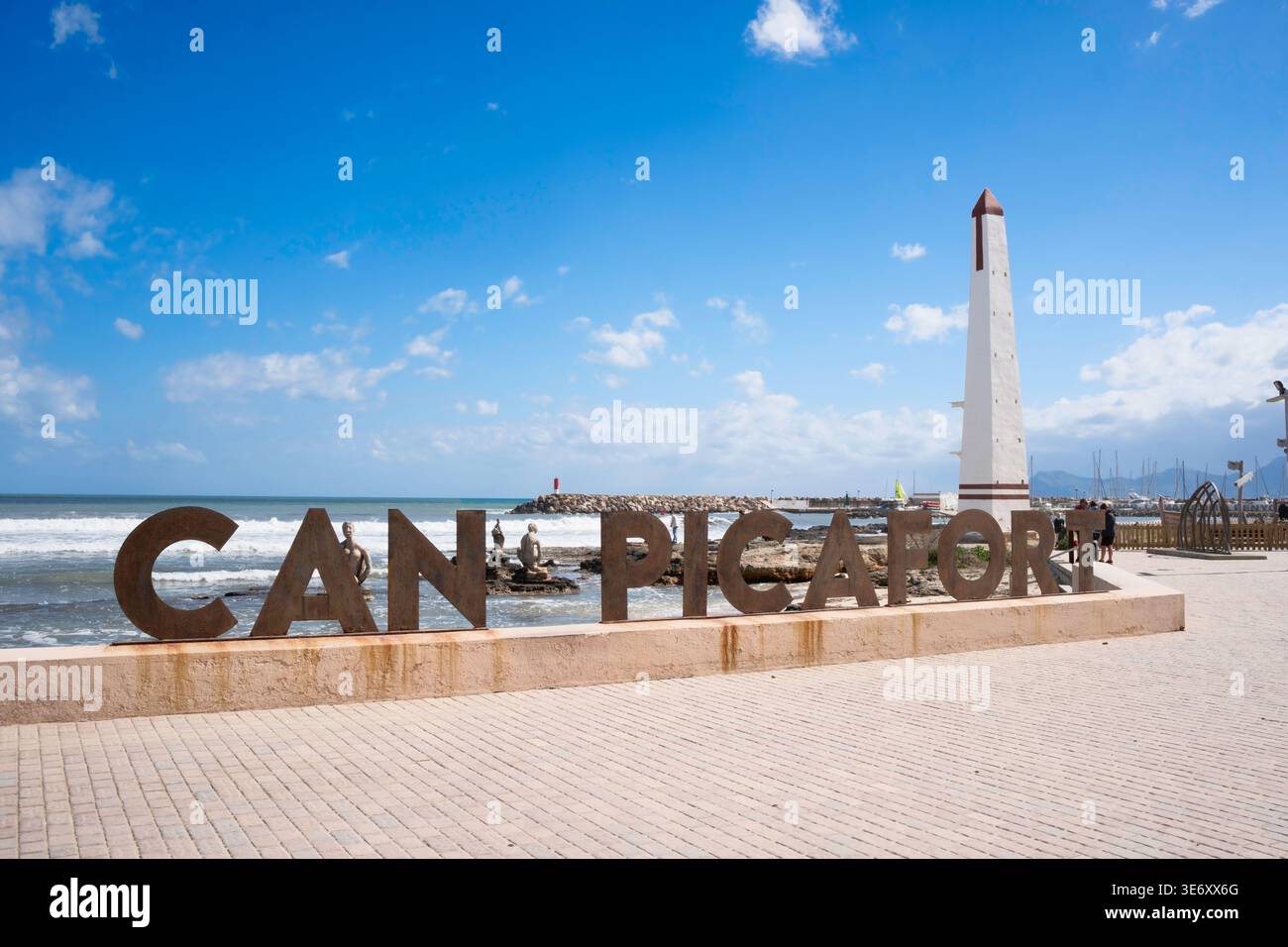 Cartello color ruggine sul lungomare di CAN Picafort, Maiorca, Spagna Foto Stock