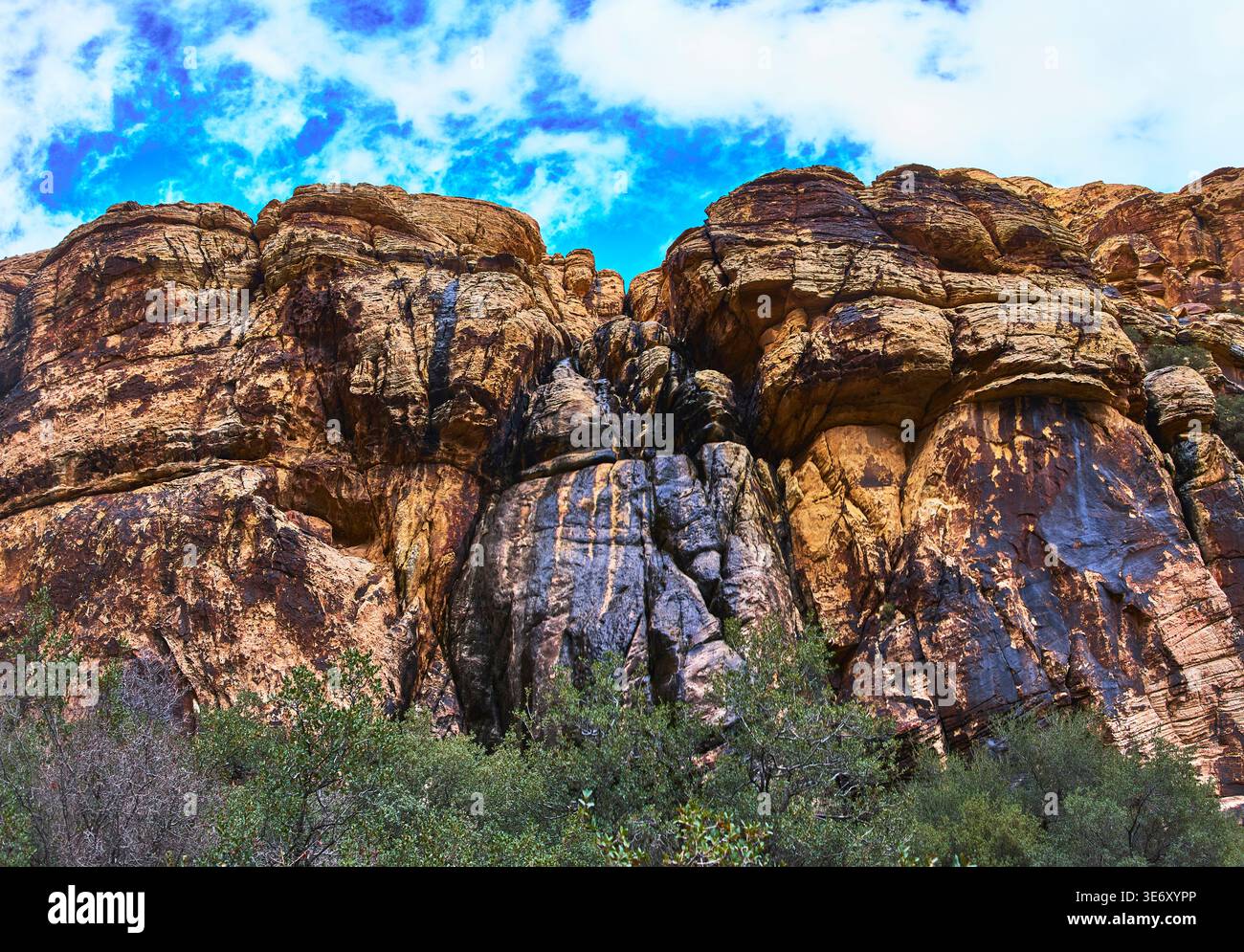 Red Rock Canyon Sandstone Cliffs vegetazione invernale e panorama sull'acqua tricolore Foto Stock