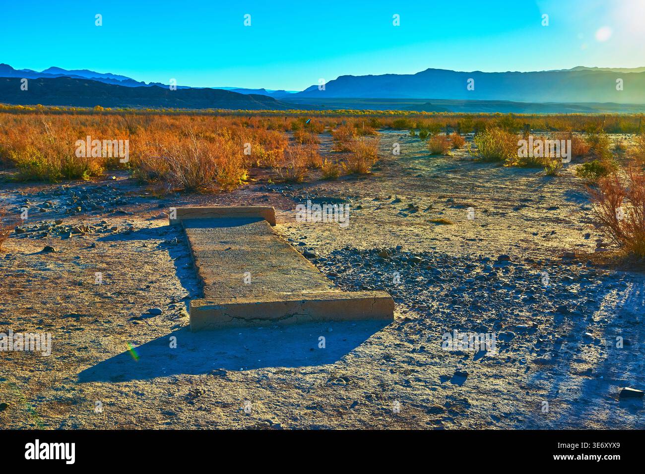 Ghost Town concrete Foundation Desert Landscape e Golden Hour Light Nevada Foto Stock