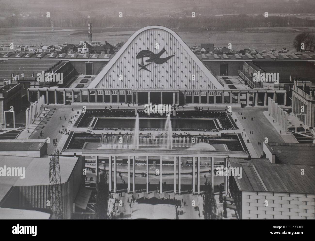 Cartolina d'epoca che mostra la sala espositiva principale all'Expo 58 di Bruxelles, Belgio, con architettura modernista e layout simmetrico del mondo Foto Stock