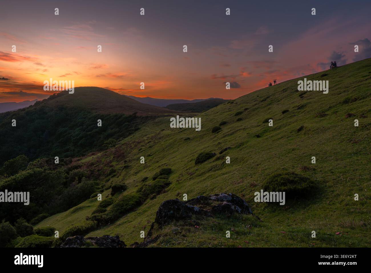 Spettacolare alba sul paesaggio montano di Madeira, in Portogallo, con toni scuri, paesaggi di sagoma e orizzonte luminoso. Foto Stock