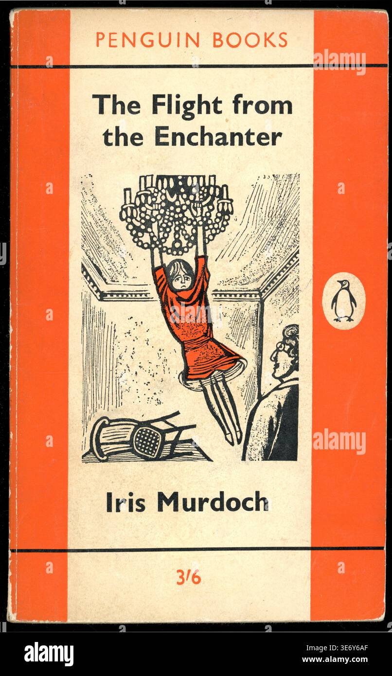 Libro cartaceo vintage retrò degli anni '1960 sui pinguini The Flight from the Enchanter di Iris Murdoch. libri degli anni '1960. Prima pubblicazione 1956, questa edizione nel 1962 Regno Unito Foto Stock