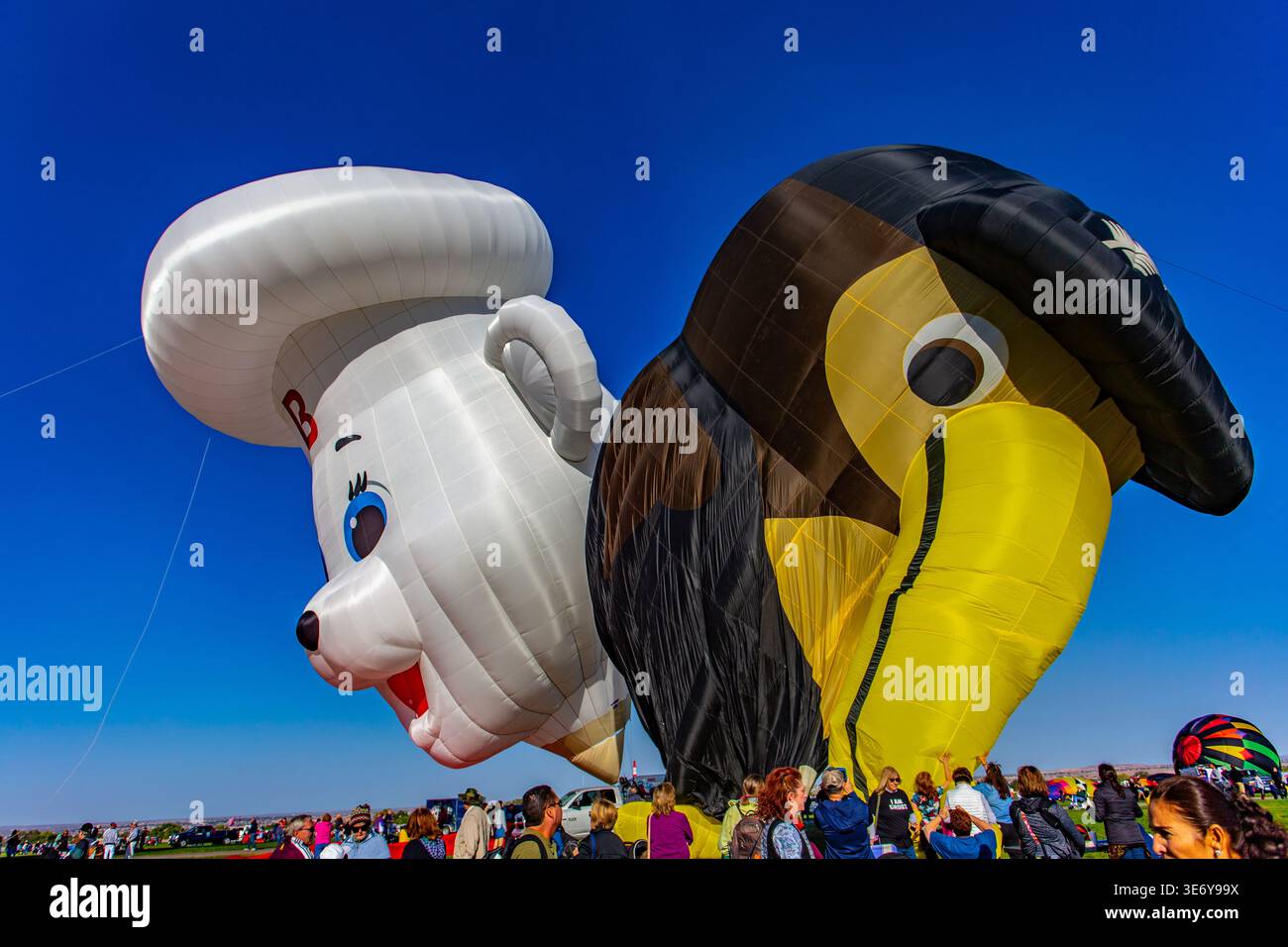 Albuquerque, Stati Uniti - 09 ottobre 2017: Vista di vivaci palloni aerostatici, tra cui un Pillsbury Doughboy e un toucan, che si innalzano contro un chiaro b Foto Stock