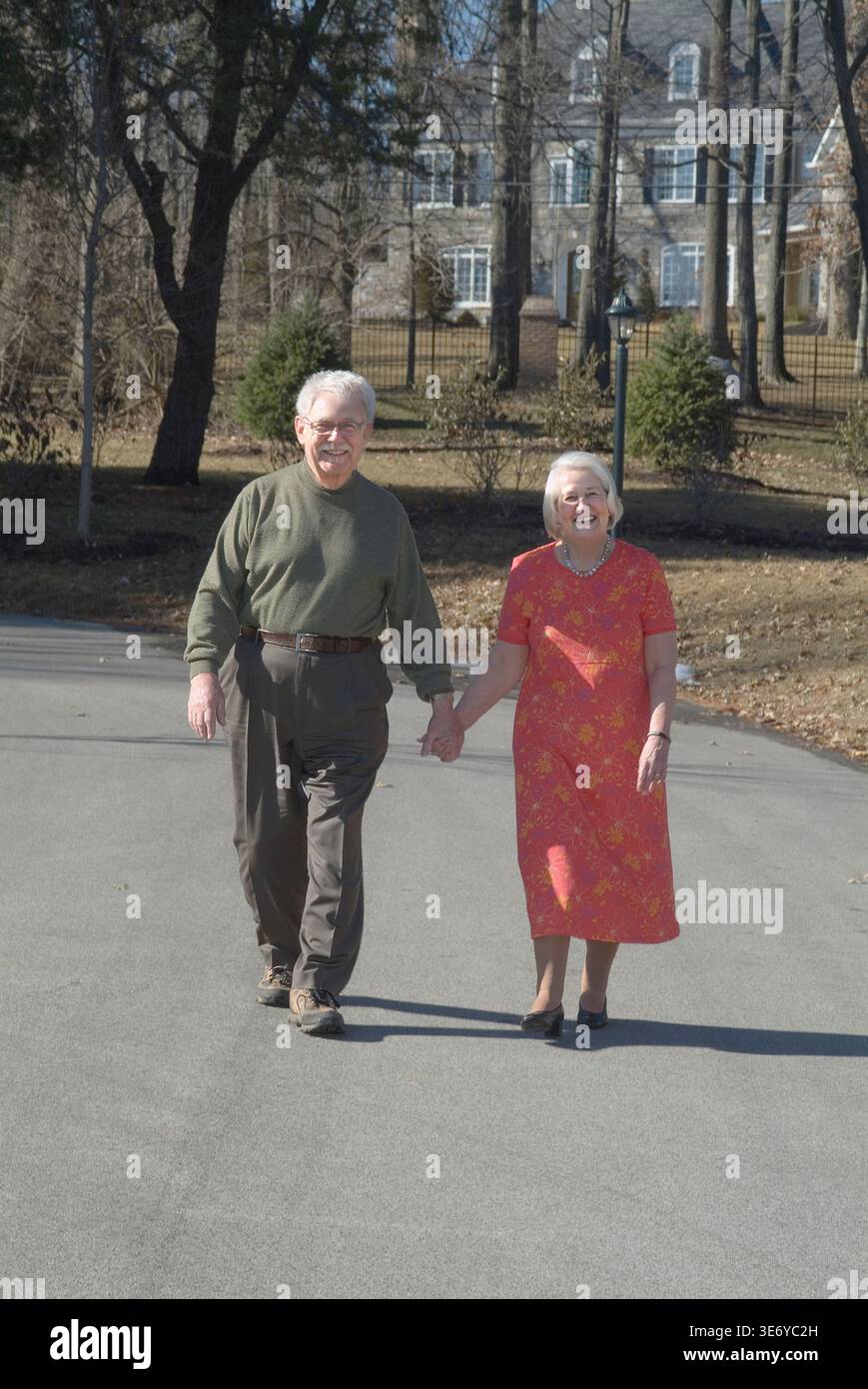 Una coppia di anziani che fa una passeggiata fuori nelle giornate di sole, Pennsylvania USA Foto Stock