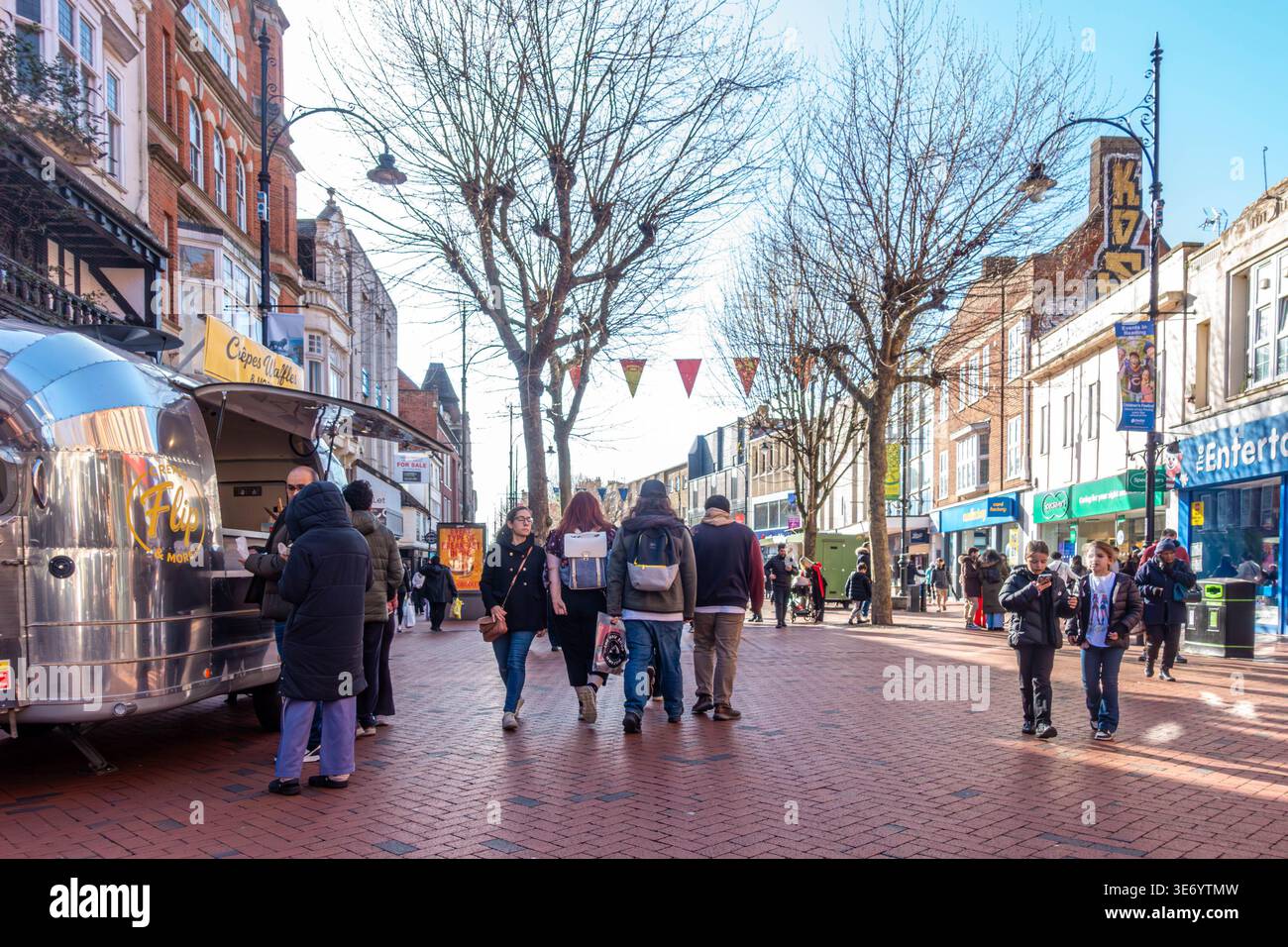 Una vista di Broad Street a Reading, Berkshire affollata con gente che cammina lungo la strada. Foto Stock