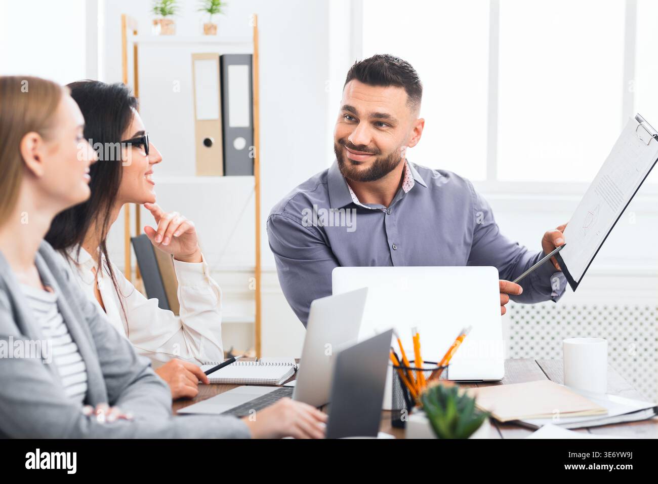 Uomo d'affari e partner che discutono documenti e idee Foto Stock