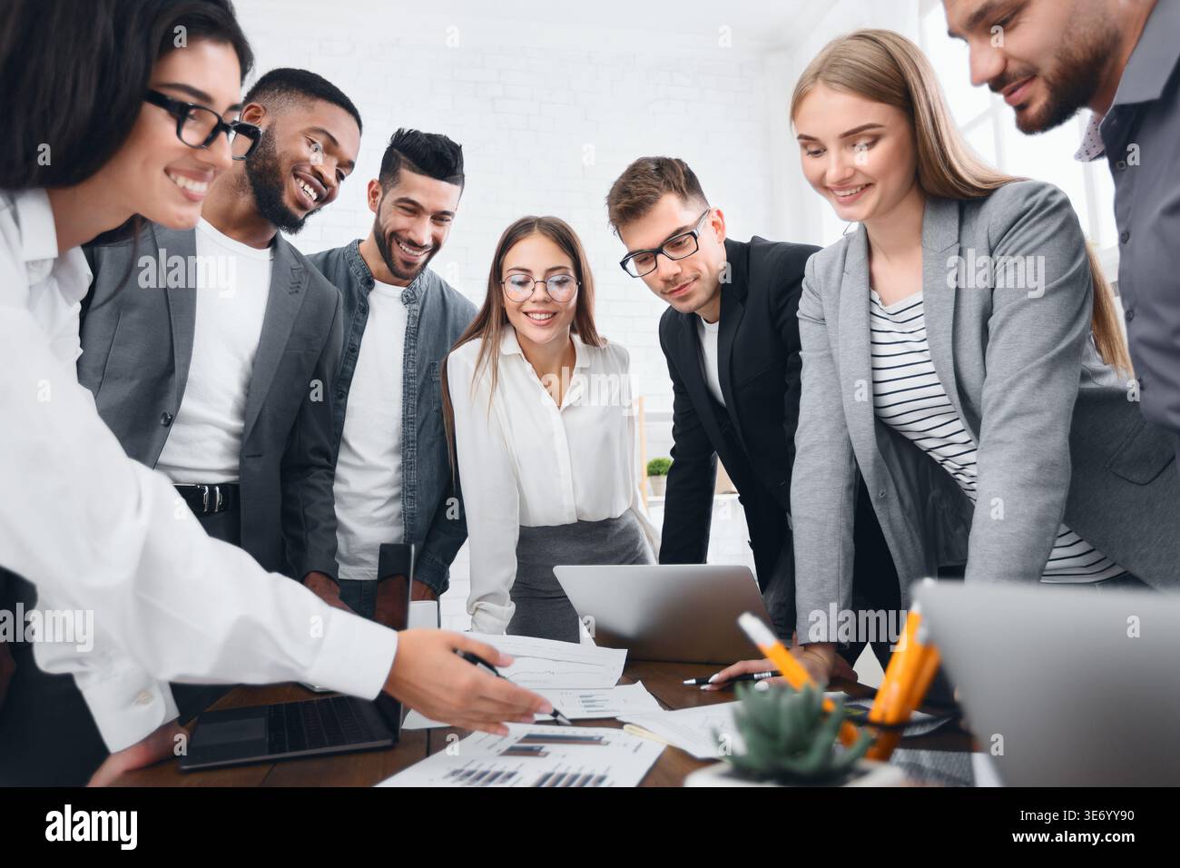 Team che discute del nuovo progetto durante la riunione in ufficio Foto Stock