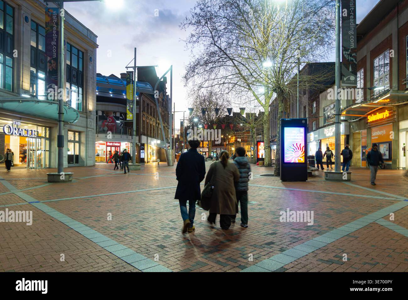 Una passeggiata in famiglia lungo Broad Street a Reading, Berkshire, Regno Unito, nelle prime ore della sera, quando la luce inizia a sbiadire. Foto Stock