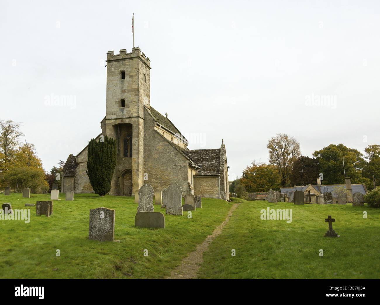 Chiesa Parrocchiale di Santa Maria in Swinbrook Oxford. Nancy Mitford autore sepolto nel cimitero Foto Stock
