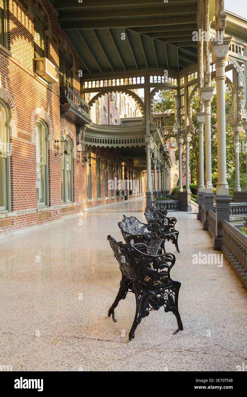 Le sedie in ghisa sul patio in marmo o sul balcone del museo Henry B Plant sono parte dell'architettura di ispirazione moresca dell'Università di Tampa Foto Stock