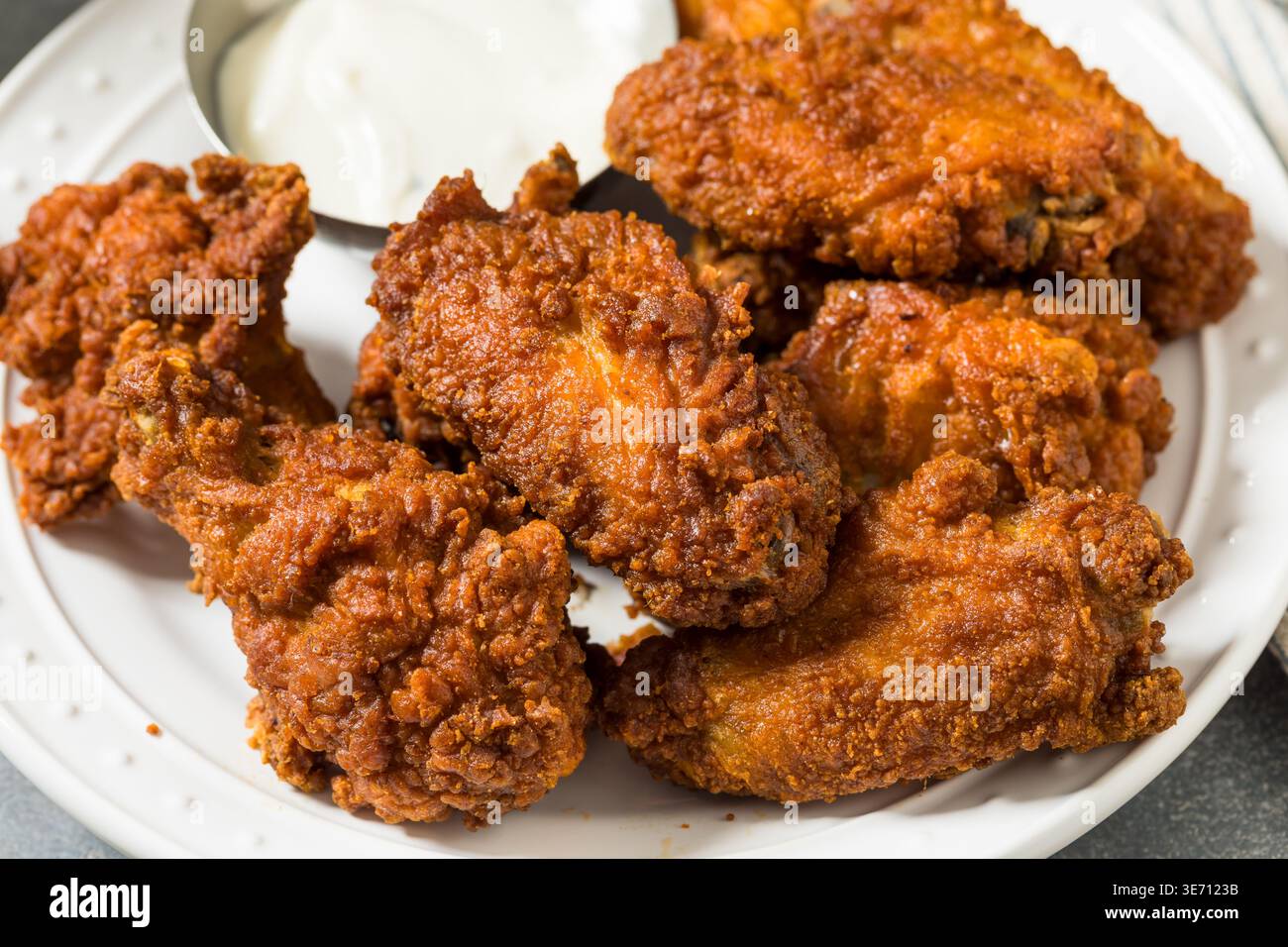 Ali di pollo di Buffalo fritte e speziate con impanatura e ranch Foto Stock