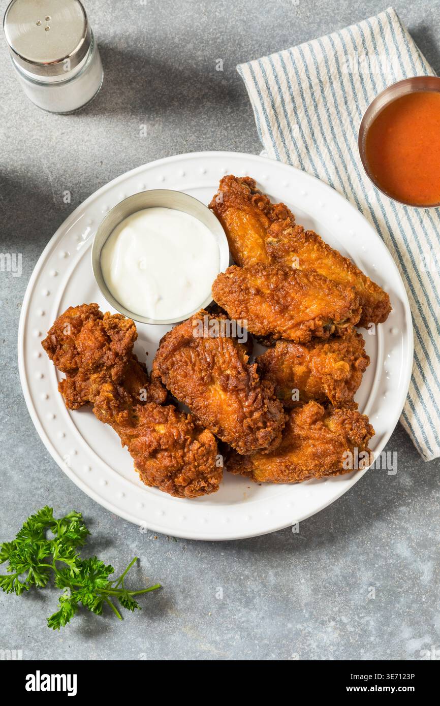 Ali di pollo di Buffalo fritte e speziate con impanatura e ranch Foto Stock
