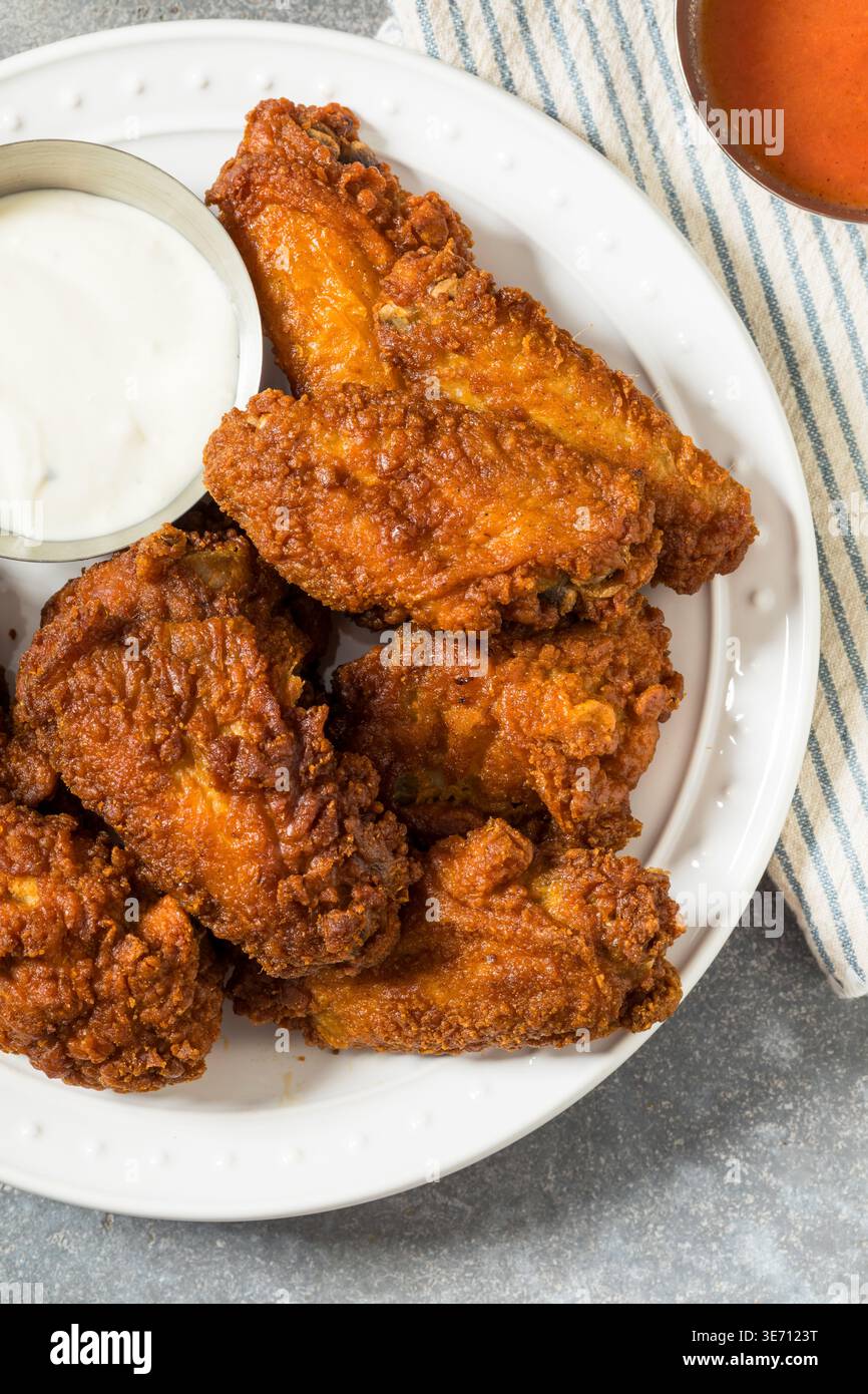 Ali di pollo di Buffalo fritte e speziate con impanatura e ranch Foto Stock