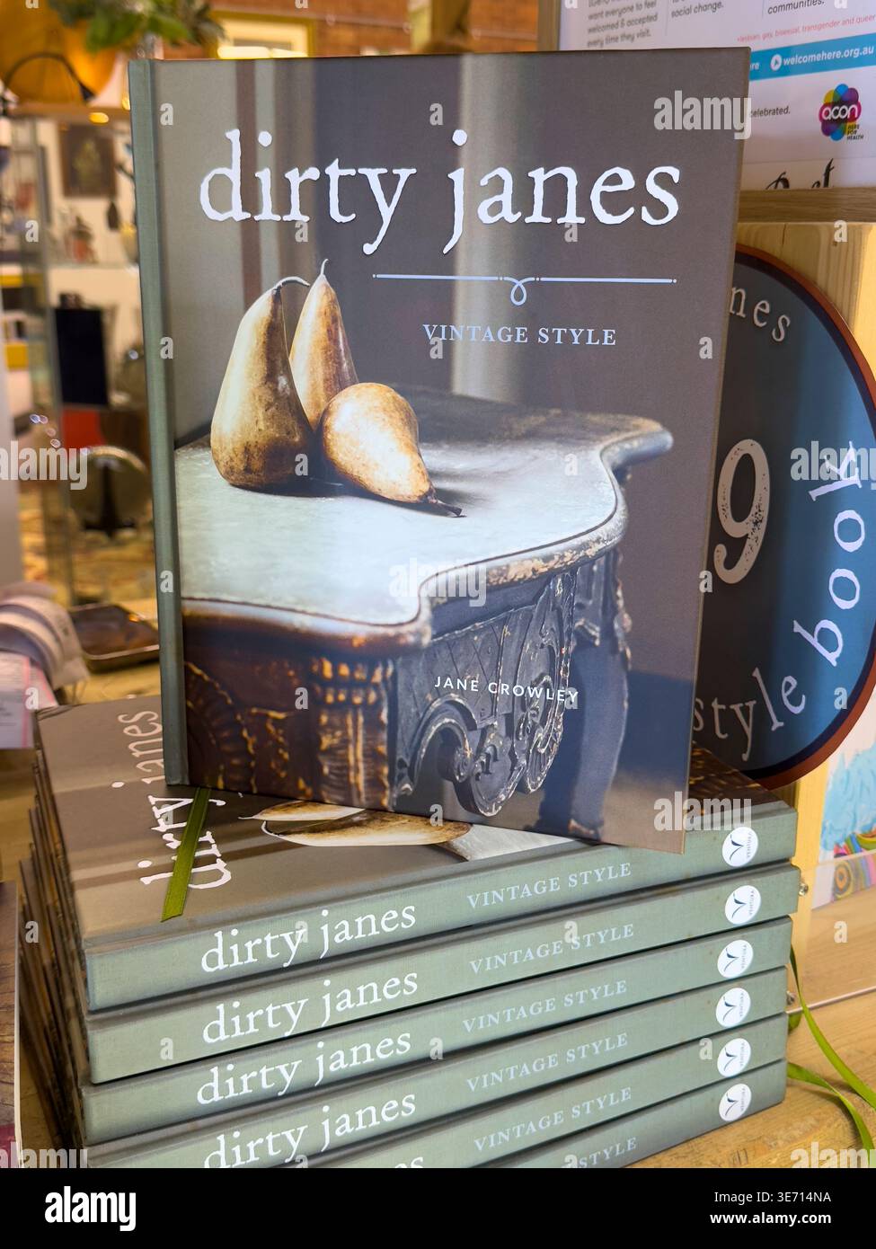 Copie del loro libro in vendita. Presso Dirty Janes, negozi di antiquariato, vintage, artigianato, bancarelle a Canberra, Australia. Foto Stock