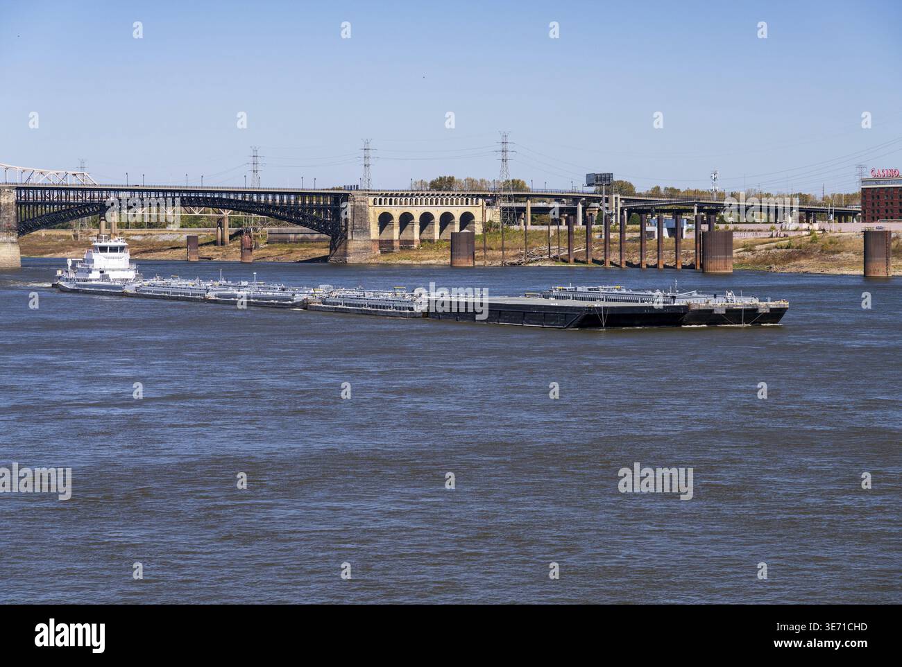 Potente rimorchiatore a spinta con chiatte di prodotti petroliferi sotto l'Eads Bridge a St Louis, Missouri Foto Stock