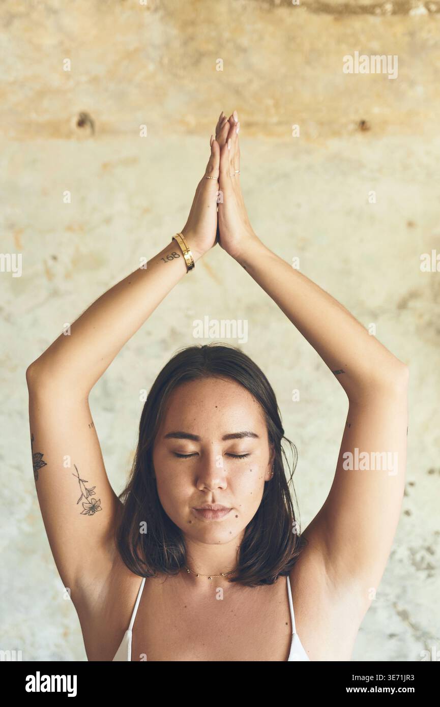 Donna, yoga e benessere con meditazione per la pace, consapevolezza spirituale e salute olistica per la cura di sé. Zen, persona e consapevolezza con l'alto Foto Stock