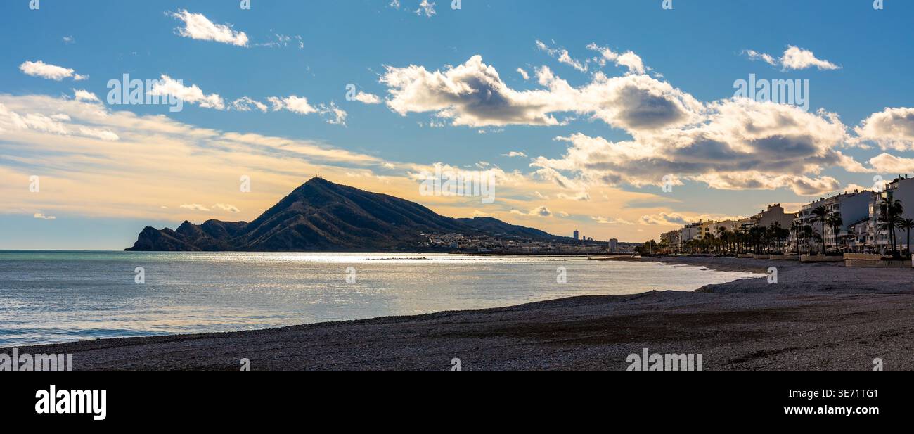 Altea, Spagna - 24 gennaio 2026: Panorama del monte Serra Gelada e rocce di Raco del Pallares sul porto, il centro turistico della città e il mar Mediterraneo Foto Stock