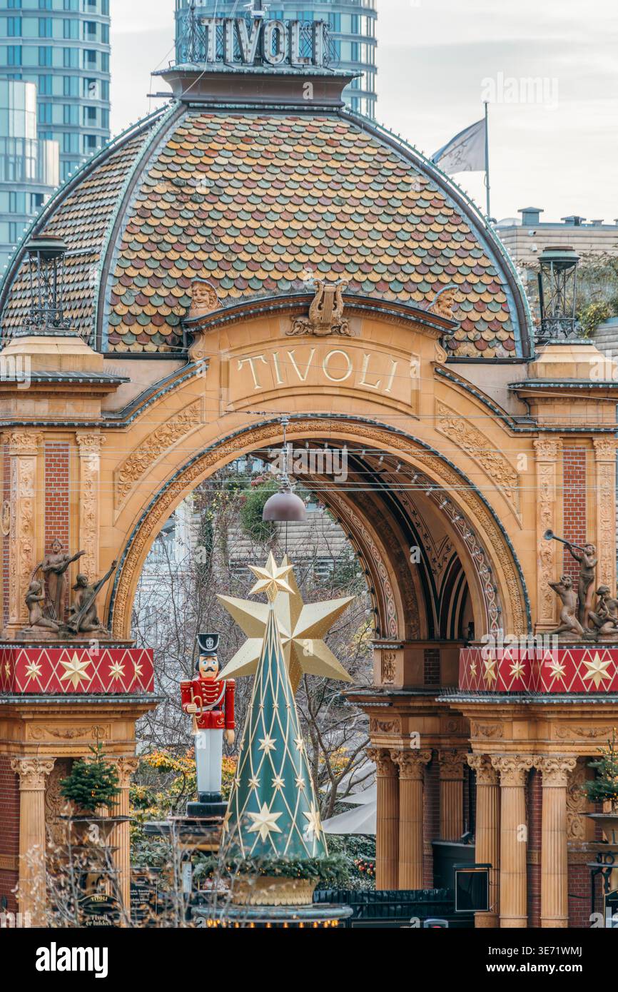 Ingresso principale dei Giardini di Tivoli con decorazioni natalizie, Copenhagen, Danimarca, parco divertimenti Foto Stock