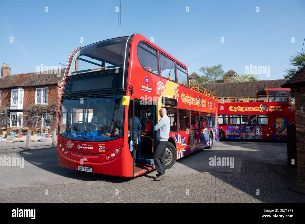 Autobus turistici scoperti, Stratford-upon-Avon, Warwickshire, Inghilterra, Regno Unito Foto Stock