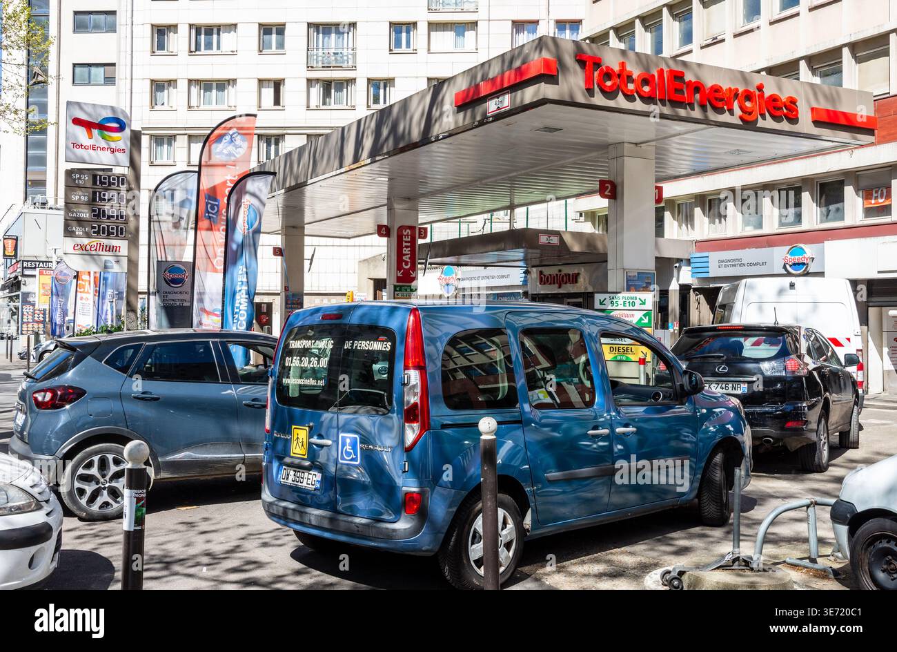 Gli autisti attendono in fila al distributore di benzina Total Energies Relais Paris Clichy a Parigi, Francia, che mantiene i prezzi limitati durante lo shock petrolifero causato dal Foto Stock