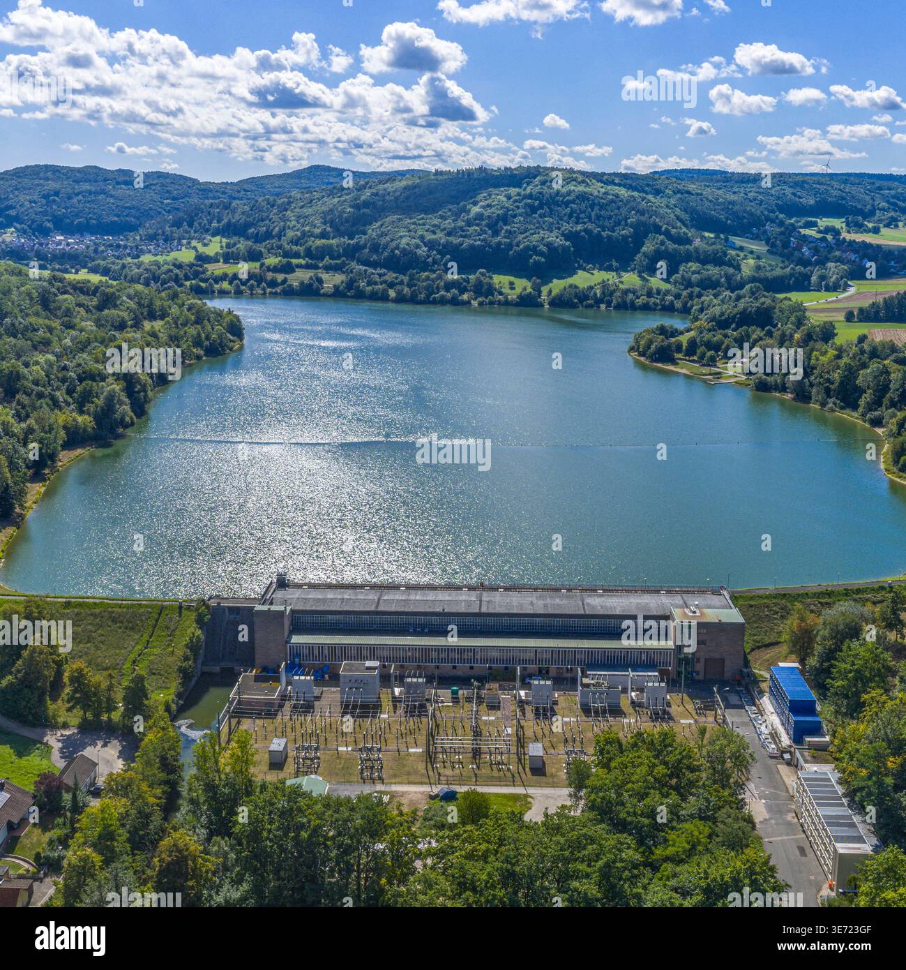 Una vista del resort di Happurg e del Lago Happurg nell'Alb Franconia media in estate Foto Stock