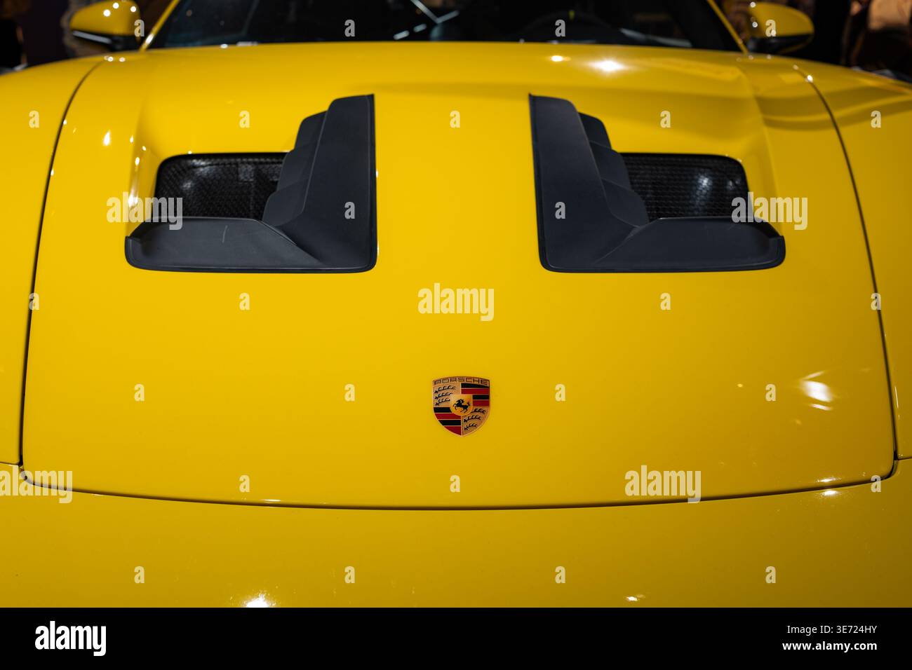Zurigo, Svizzera, 10 ottobre 2025. Vista ravvicinata anteriore delle prese d'aria sul cofano e del logo su una Porsche 911 GT3 RS sportiva gialla del 2025 Foto Stock