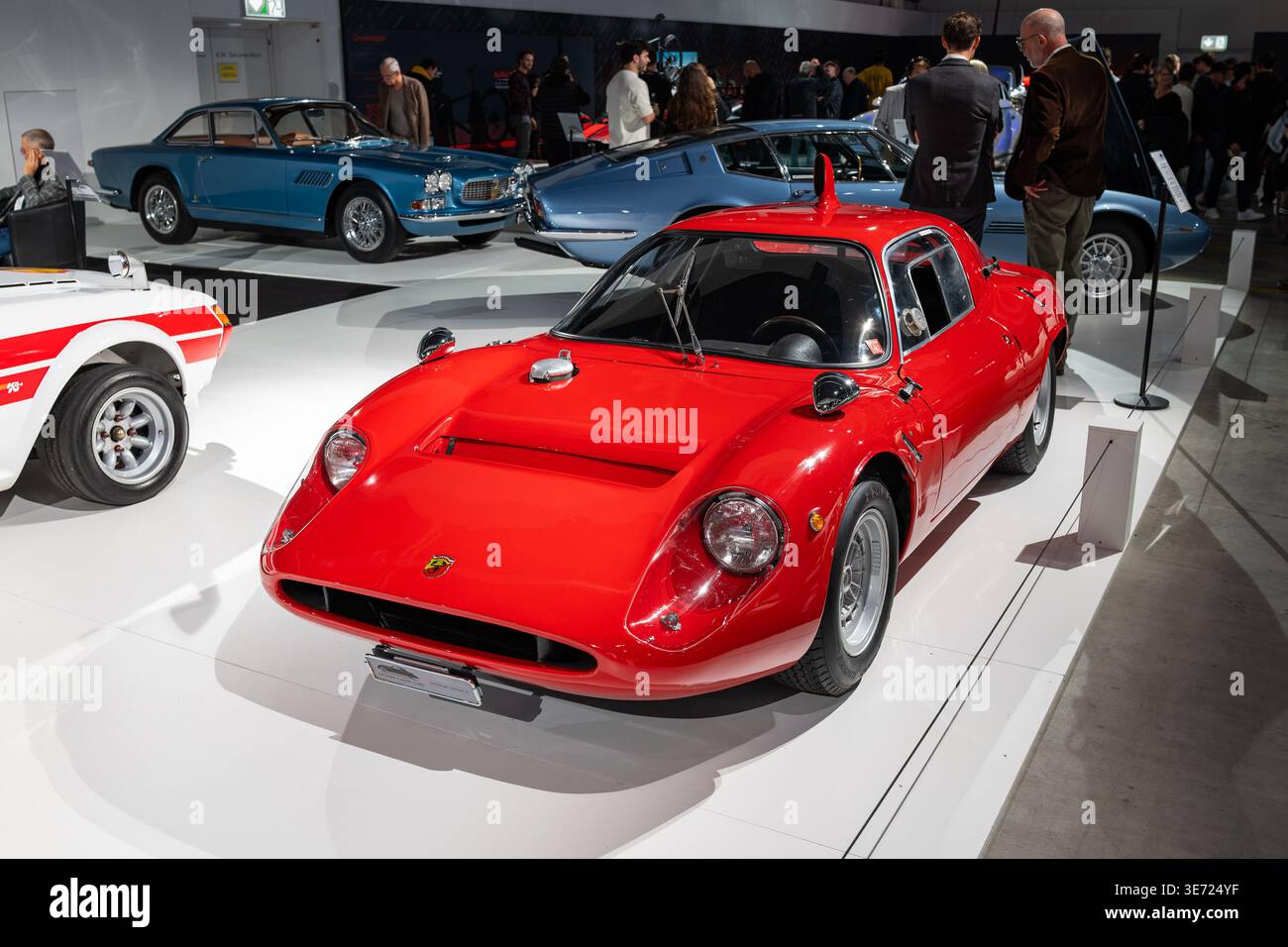 Zurigo, Svizzera, 10 ottobre 2025. Vista anteriore di tre quarti di una rara auto da corsa rossa Fiat Abarth 1300 OT Periscopio del 1966 Foto Stock