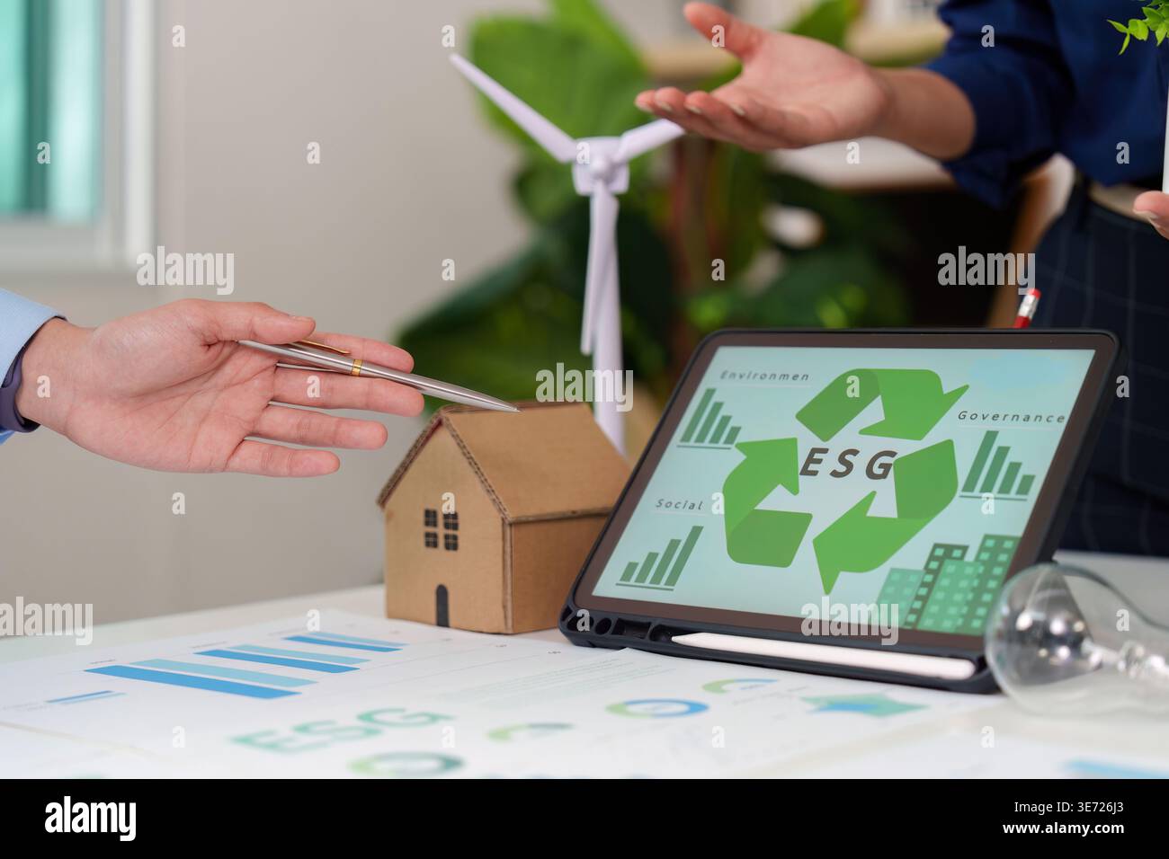 Concetti ESG con energia rinnovabile e modelli abitativi Foto Stock