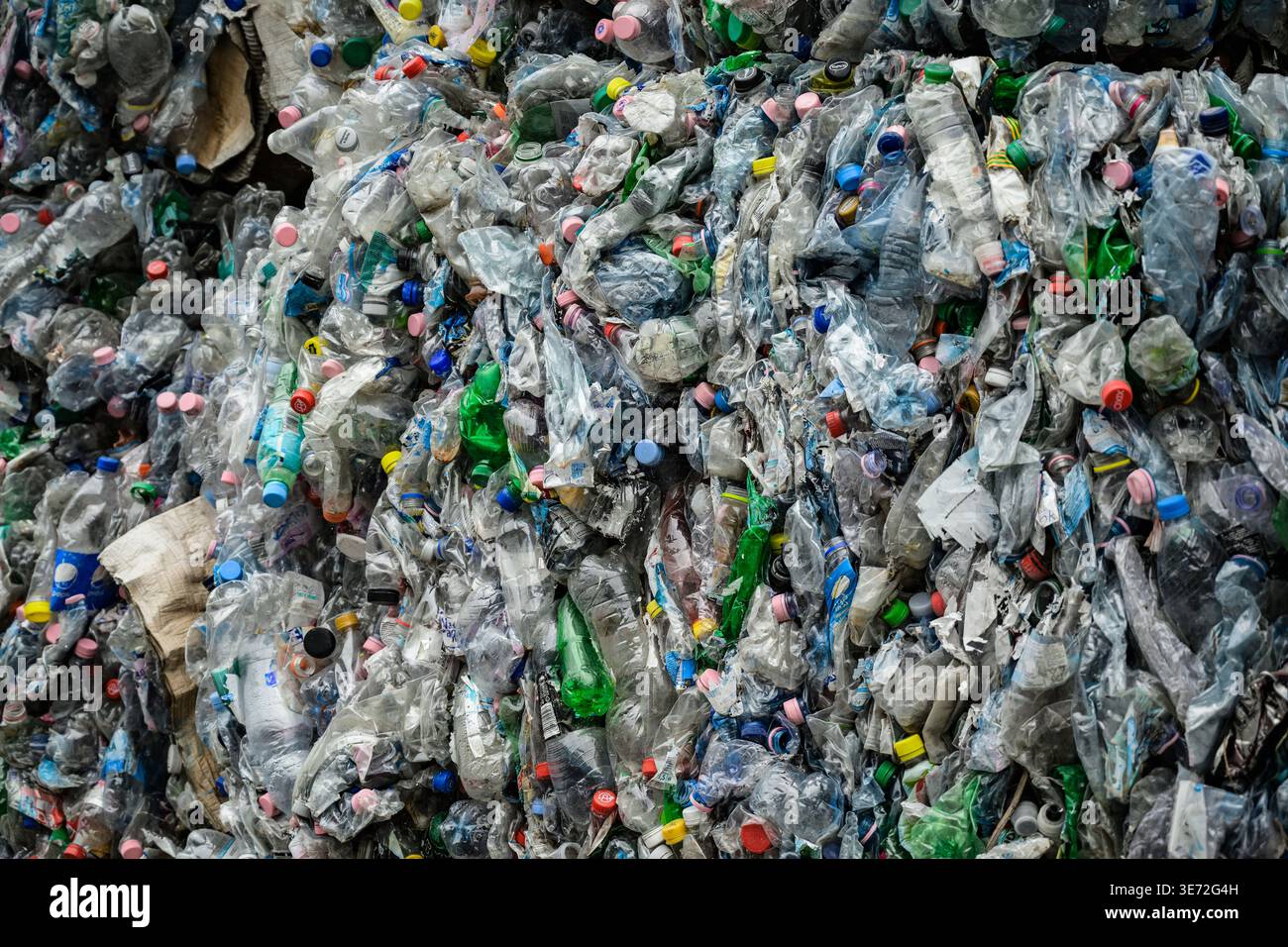 Pile compresse di bottiglie e contenitori di plastica usati pronti per il processo di riciclaggio Foto Stock